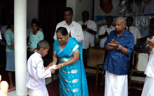 අශෝක රණතුංග මහතා දරුවන් ශිෂ්‍යත්ව පිරිණමයි