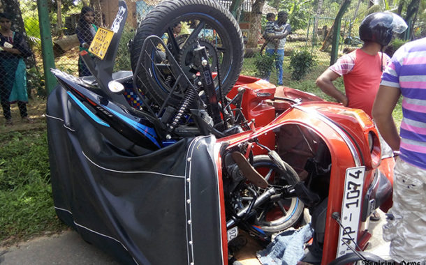 යතුරු පැදියක් ත්‍රීරෝද රථයක් තුලට කඩාවදී