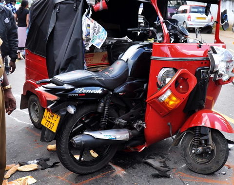 යතුරුපැදියක් සහ ත්‍රීරෝද රථයක් අනතුරක