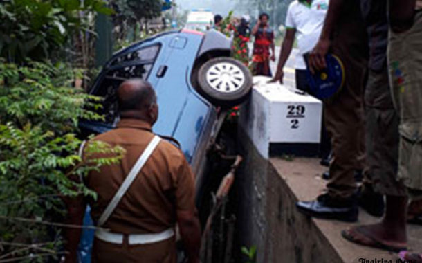 රියදුරුට නින්ද ගිහින් වාහනය කාණුවේ